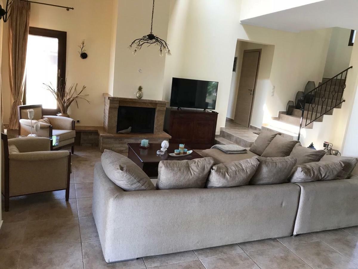 M Varkes Villa ネア・ムダニア エクステリア 写真