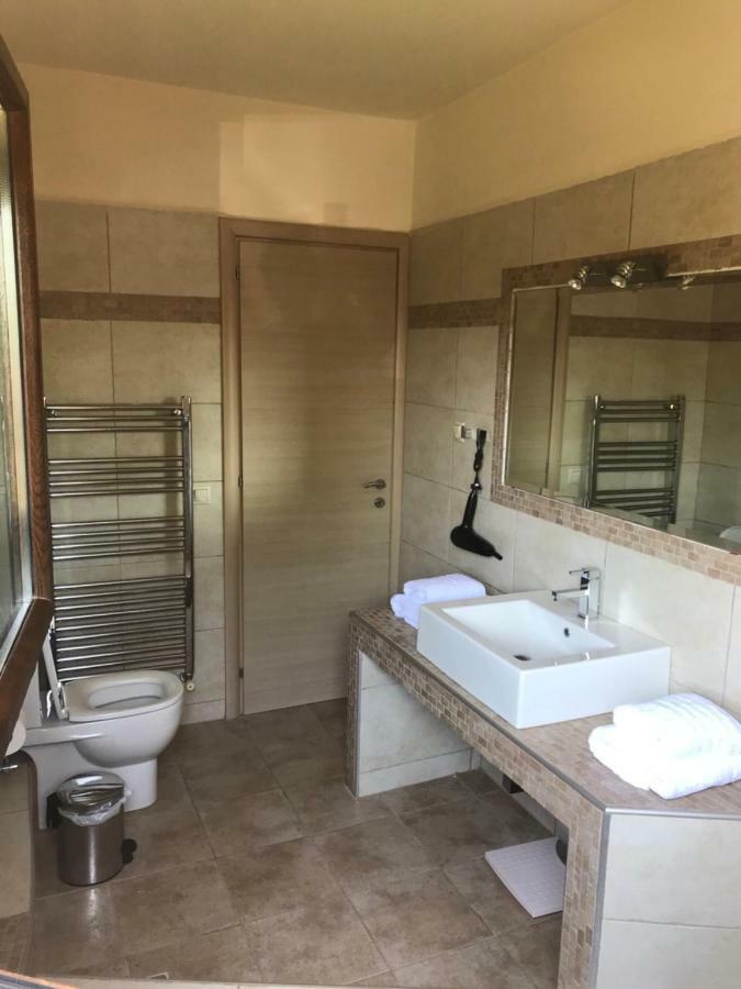 M Varkes Villa ネア・ムダニア エクステリア 写真
