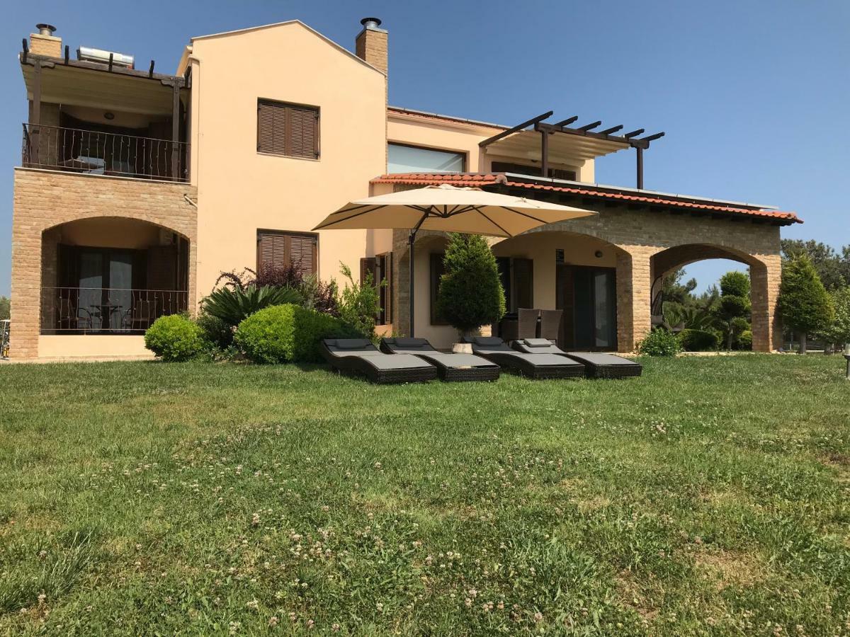 M Varkes Villa ネア・ムダニア エクステリア 写真